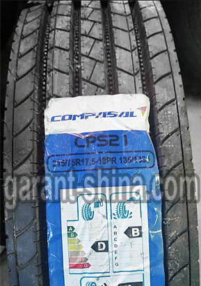 Compasal CPS21 (рулевая) 215/75 R17.5 135/133J 18PR - Фото протектора с этикеткой вблизи